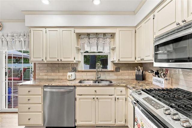303 SW Marion Lane, Lee's Summit, MO 64081