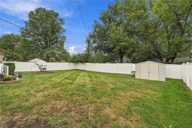 303 SW Marion Lane, Lee's Summit, MO 64081