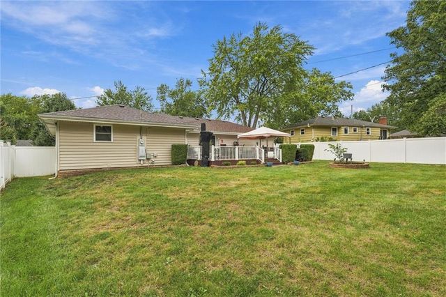 303 SW Marion Lane, Lee's Summit, MO 64081