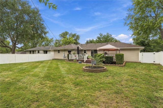 303 SW Marion Lane, Lee's Summit, MO 64081
