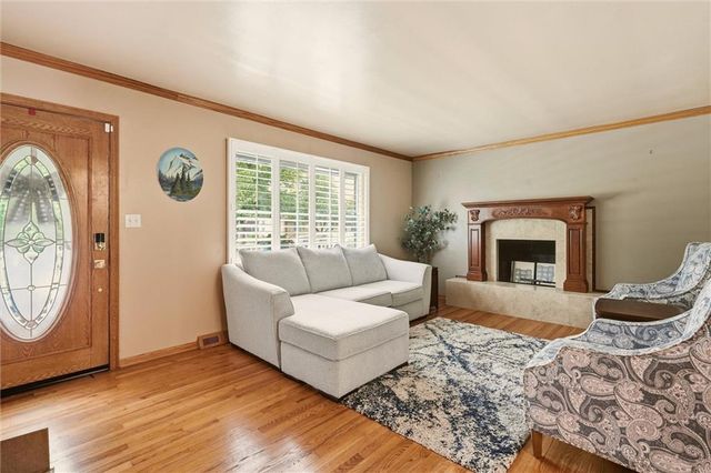 303 SW Marion Lane, Lee's Summit, MO 64081