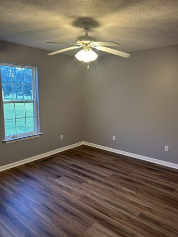 4010 Fleetwood Dr, Westmoreland, TN 37186