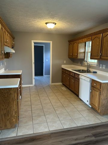 4010 Fleetwood Dr, Westmoreland, TN 37186