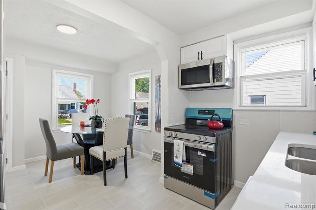 1059 Farnham Avenue, Lincoln Park, MI 48146
