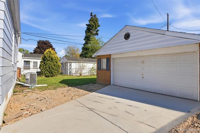 1059 Farnham Avenue, Lincoln Park, MI 48146