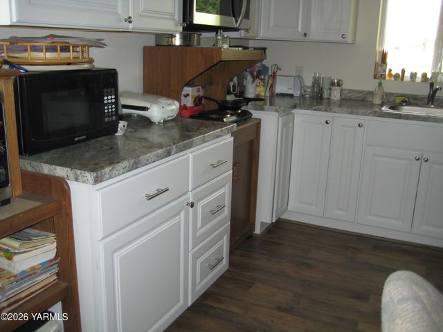 8711 Postma Rd, Moxee, WA 98936