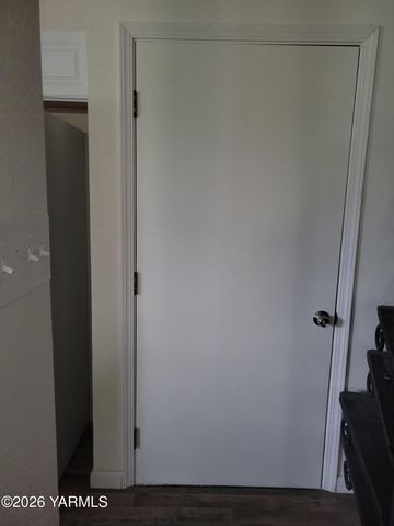 8711 Postma Rd, Moxee, WA 98936