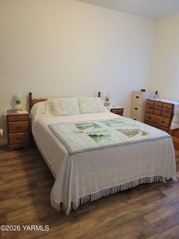 8711 Postma Rd, Moxee, WA 98936