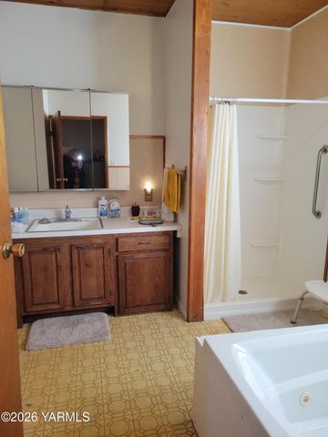 8711 Postma Rd, Moxee, WA 98936