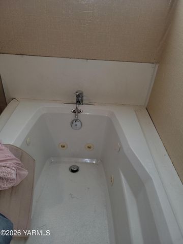 8711 Postma Rd, Moxee, WA 98936