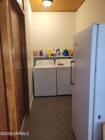 8711 Postma Rd, Moxee, WA 98936