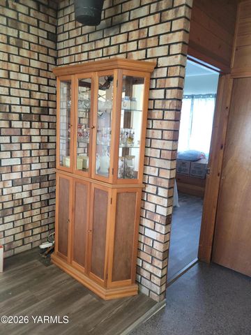 8711 Postma Rd, Moxee, WA 98936