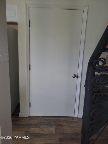 8711 Postma Rd, Moxee, WA 98936