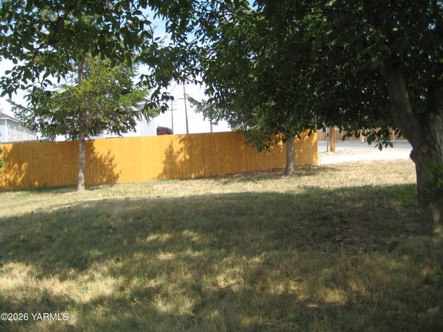 8711 Postma Rd, Moxee, WA 98936