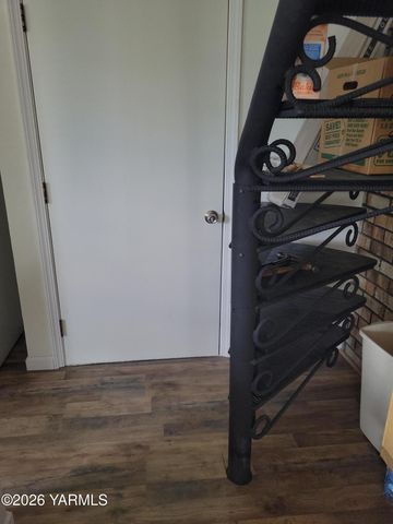 8711 Postma Rd, Moxee, WA 98936