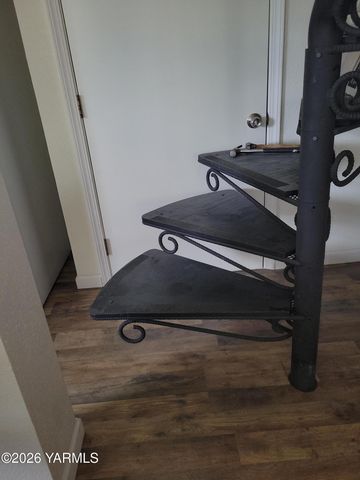 8711 Postma Rd, Moxee, WA 98936