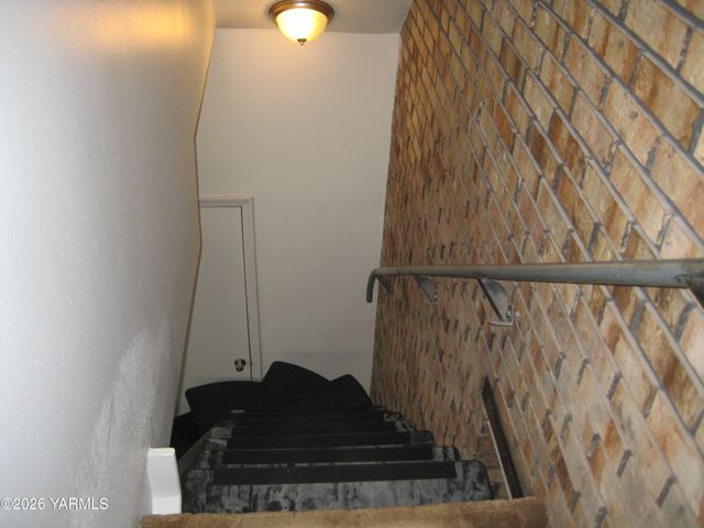 8711 Postma Rd, Moxee, WA 98936