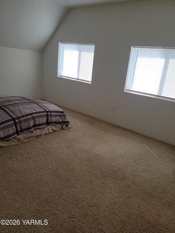 8711 Postma Rd, Moxee, WA 98936