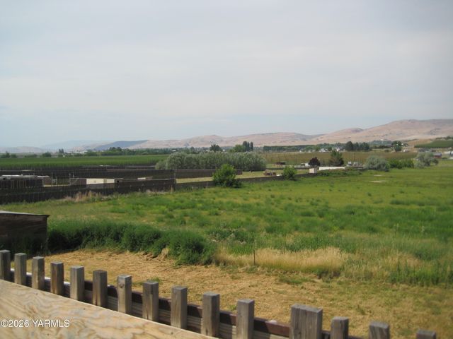 8711 Postma Rd, Moxee, WA 98936