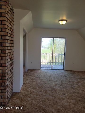 8711 Postma Rd, Moxee, WA 98936