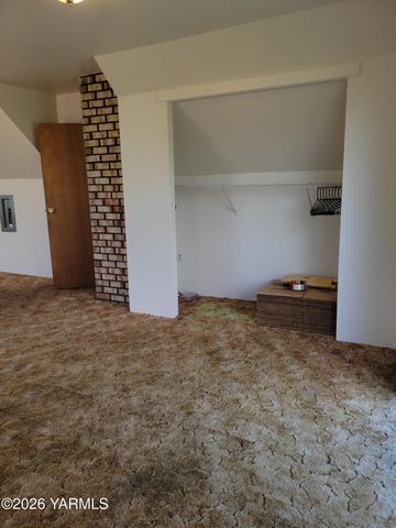 8711 Postma Rd, Moxee, WA 98936