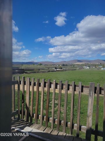 8711 Postma Rd, Moxee, WA 98936