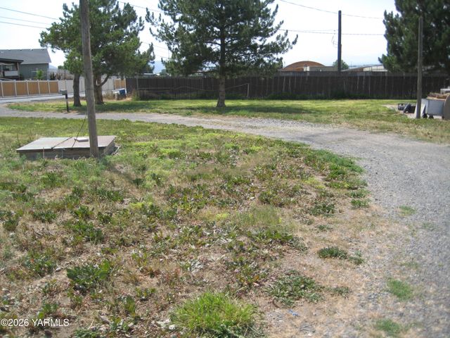 8711 Postma Rd, Moxee, WA 98936