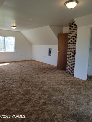 8711 Postma Rd, Moxee, WA 98936