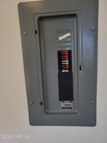 8711 Postma Rd, Moxee, WA 98936