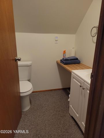 8711 Postma Rd, Moxee, WA 98936