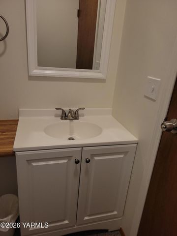 8711 Postma Rd, Moxee, WA 98936