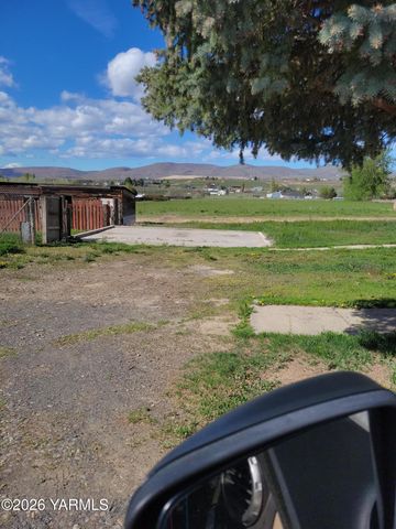 8711 Postma Rd, Moxee, WA 98936