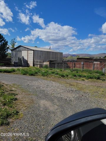 8711 Postma Rd, Moxee, WA 98936