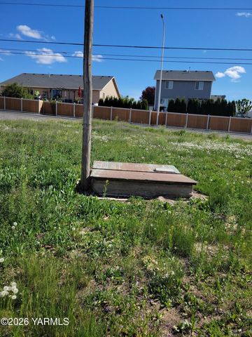 8711 Postma Rd, Moxee, WA 98936