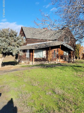 8711 Postma Rd, Moxee, WA 98936