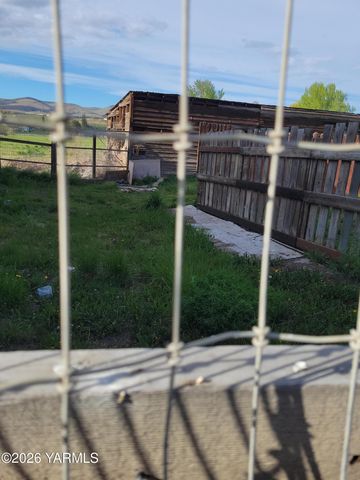 8711 Postma Rd, Moxee, WA 98936