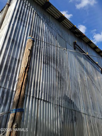 8711 Postma Rd, Moxee, WA 98936