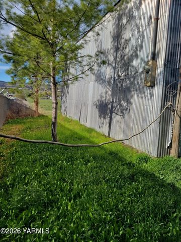 8711 Postma Rd, Moxee, WA 98936