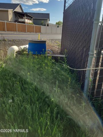 8711 Postma Rd, Moxee, WA 98936