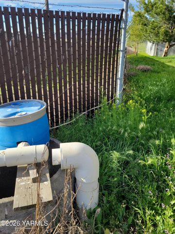 8711 Postma Rd, Moxee, WA 98936