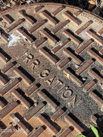 8711 Postma Rd, Moxee, WA 98936