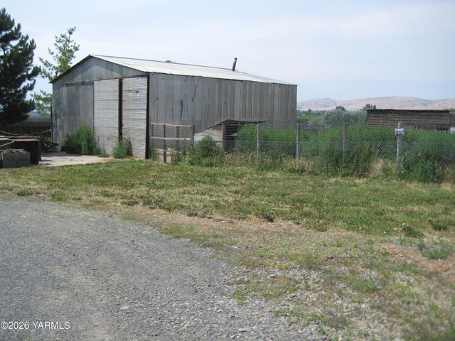 8711 Postma Rd, Moxee, WA 98936