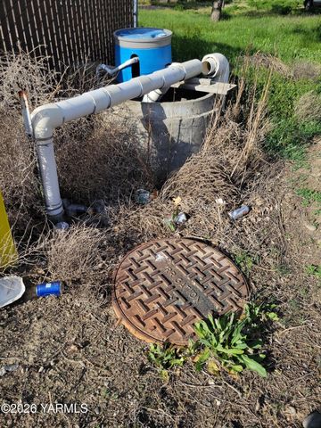 8711 Postma Rd, Moxee, WA 98936