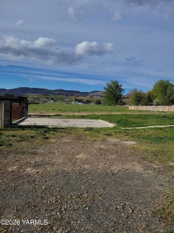 8711 Postma Rd, Moxee, WA 98936