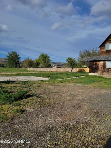 8711 Postma Rd, Moxee, WA 98936