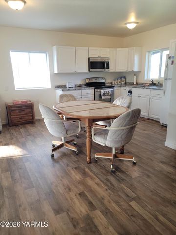 8711 Postma Rd, Moxee, WA 98936