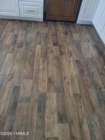 8711 Postma Rd, Moxee, WA 98936