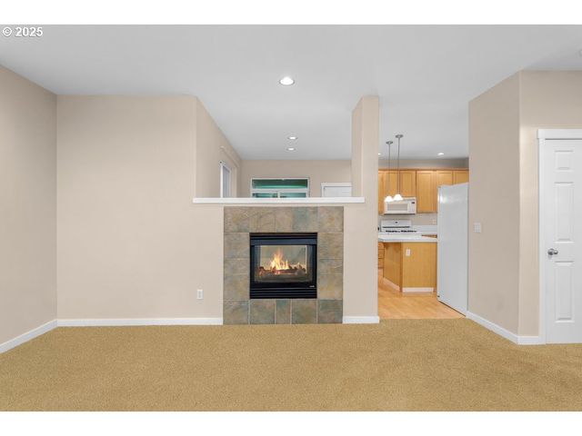 515 Ne SUTTLE Rd, Portland, OR 97211