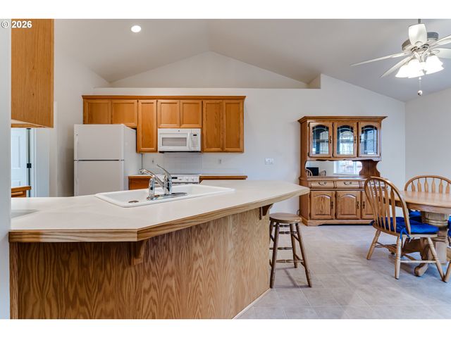 5985 FIRESTONE Dr, Eugene, OR 97402