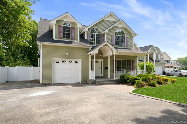 40 Muncey Road, Bay Shore, NY 11706